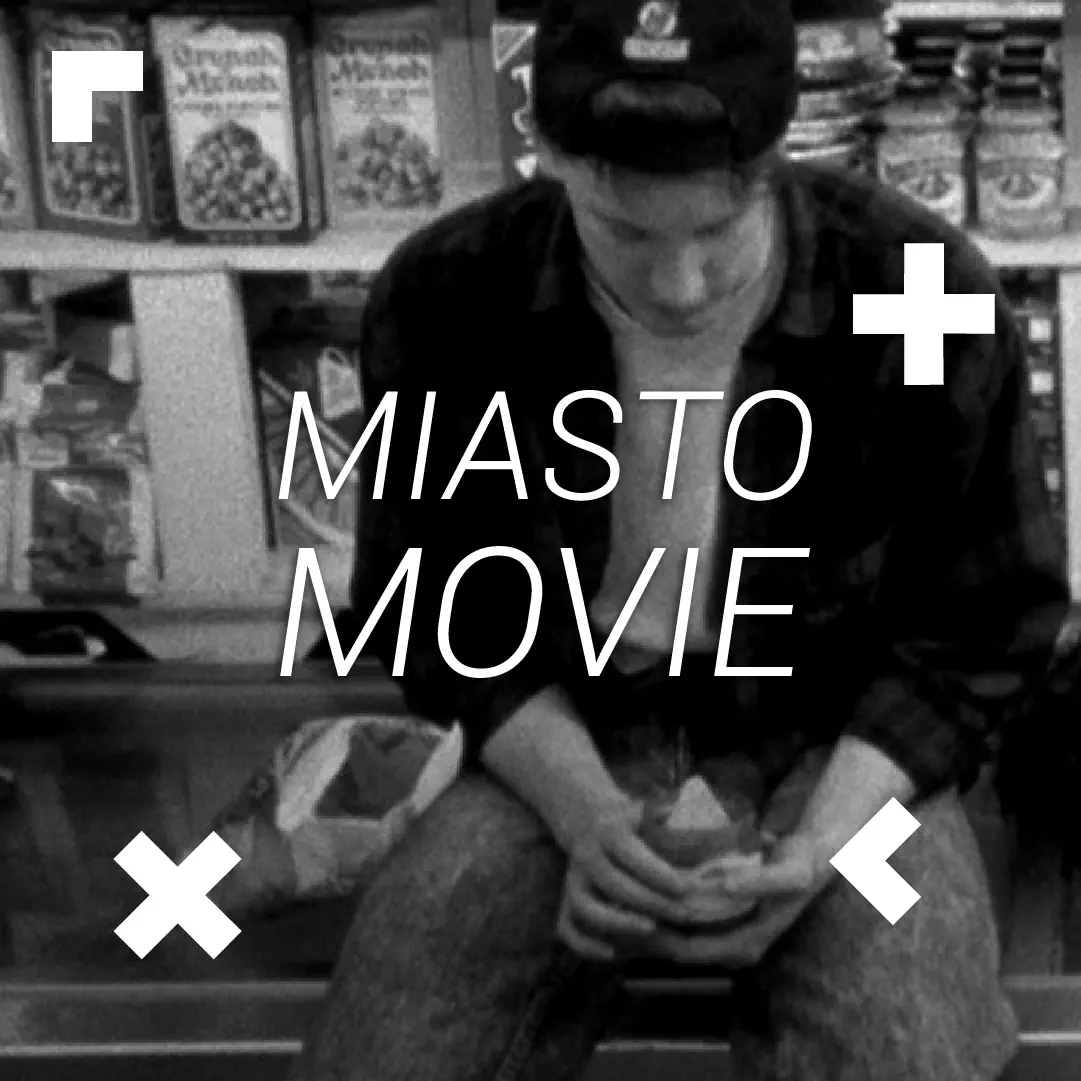 Czarno-białe zdjęcie z mężczyzną na ławce. Napis: Miasto movie.