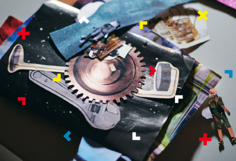 Na stole leżą różne kolorowe plakaty.