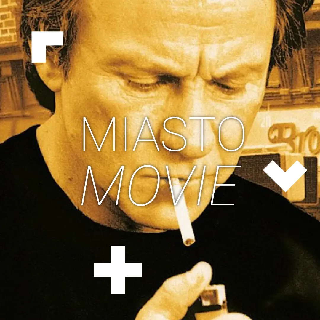 Mężczyzna zapala papierosa. Na środku logo Miasta movie.