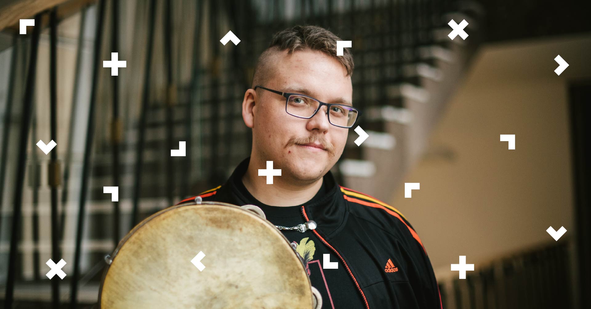 Mężczyzna trzyma w ręce bęben.