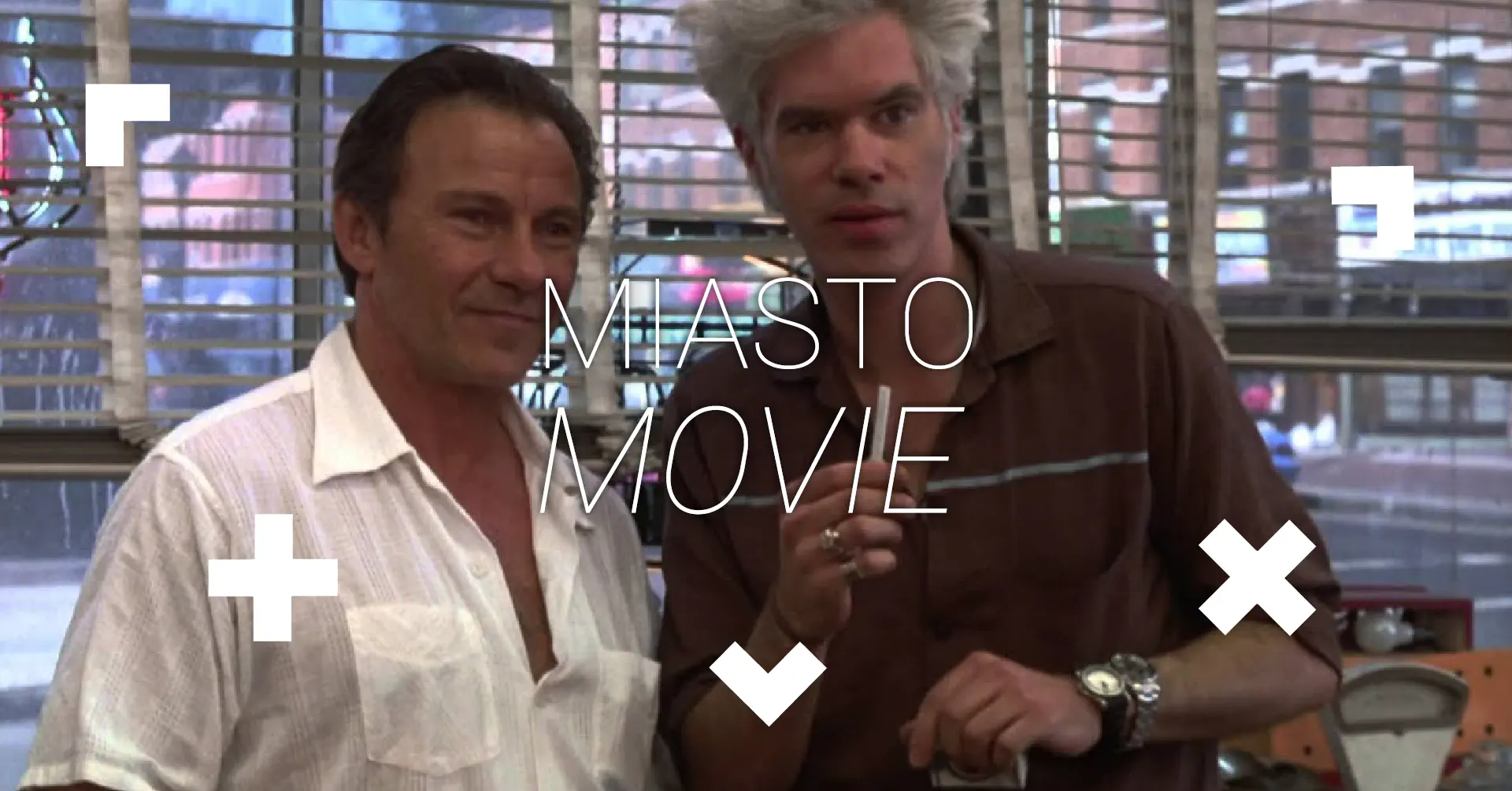 Dwaj mężczyźni prowadzą dyskusję.