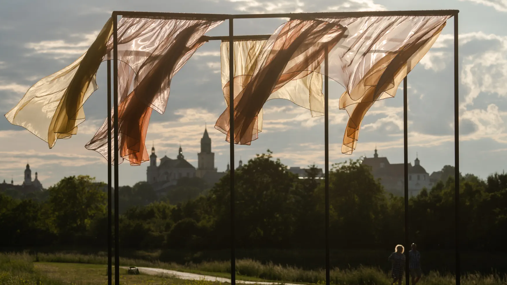 Instalacja artystyczna falujące chusty zawieszone na dużej wysokości.