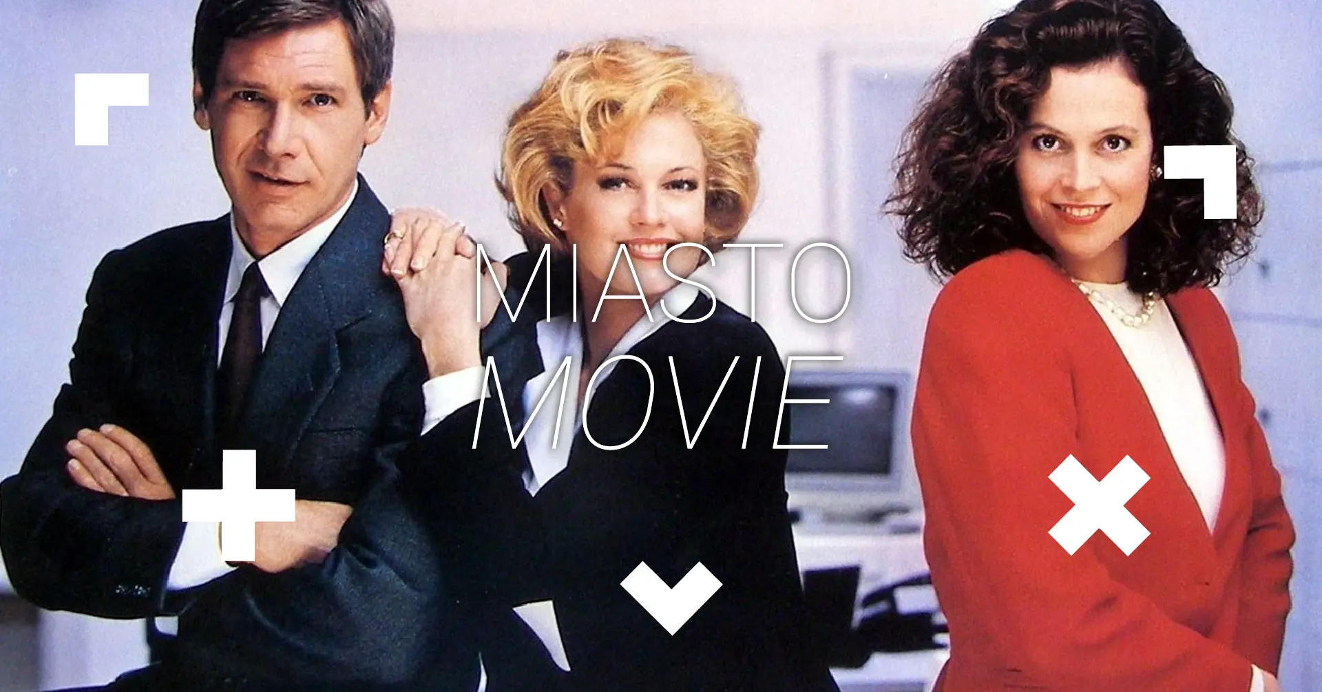 Mężczyzna stoi przy tablicy. Mówi i mocno gestykuluje.