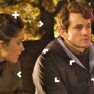 Kobieta i mężczyzna siedzą na ławce i rozmawiają.