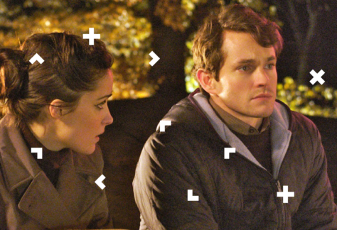 Kobieta i mężczyzna siedzą na ławce i rozmawiają.