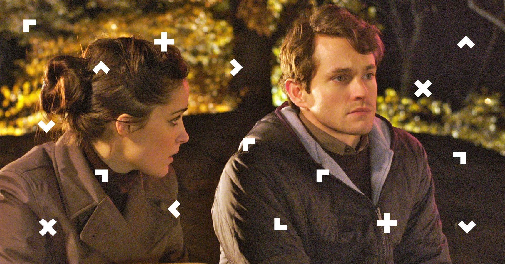 Kobieta i mężczyzna siedzą na ławce i rozmawiają.