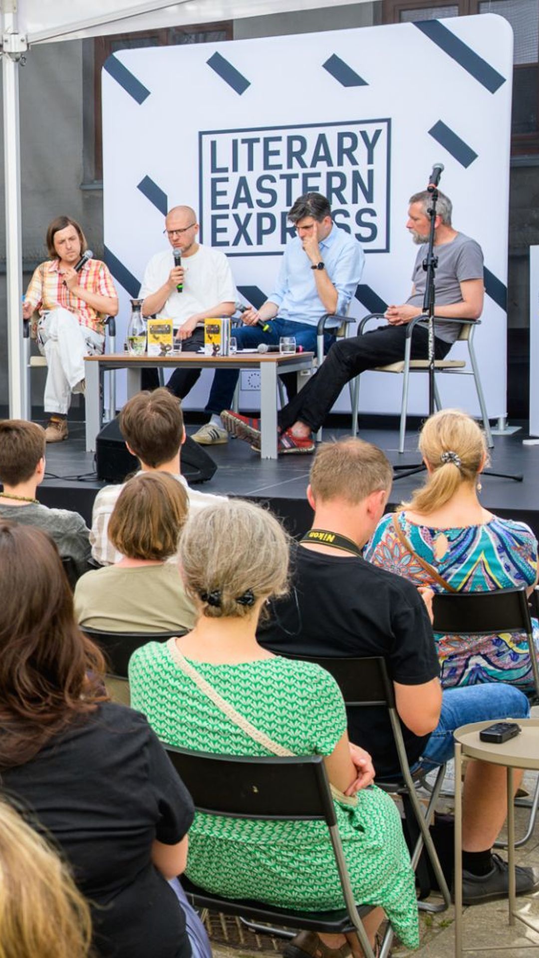 Publiczność słucha dyskusji podczas premiery książki.