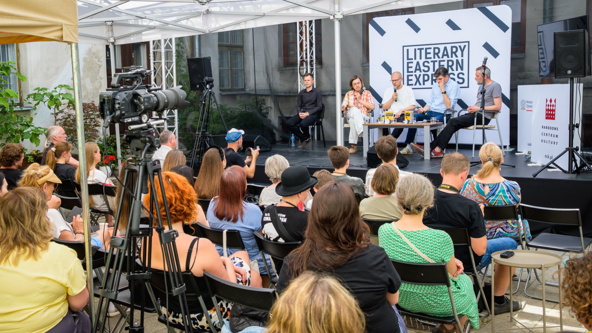 Publiczność słucha dyskusji podczas premiery książki.