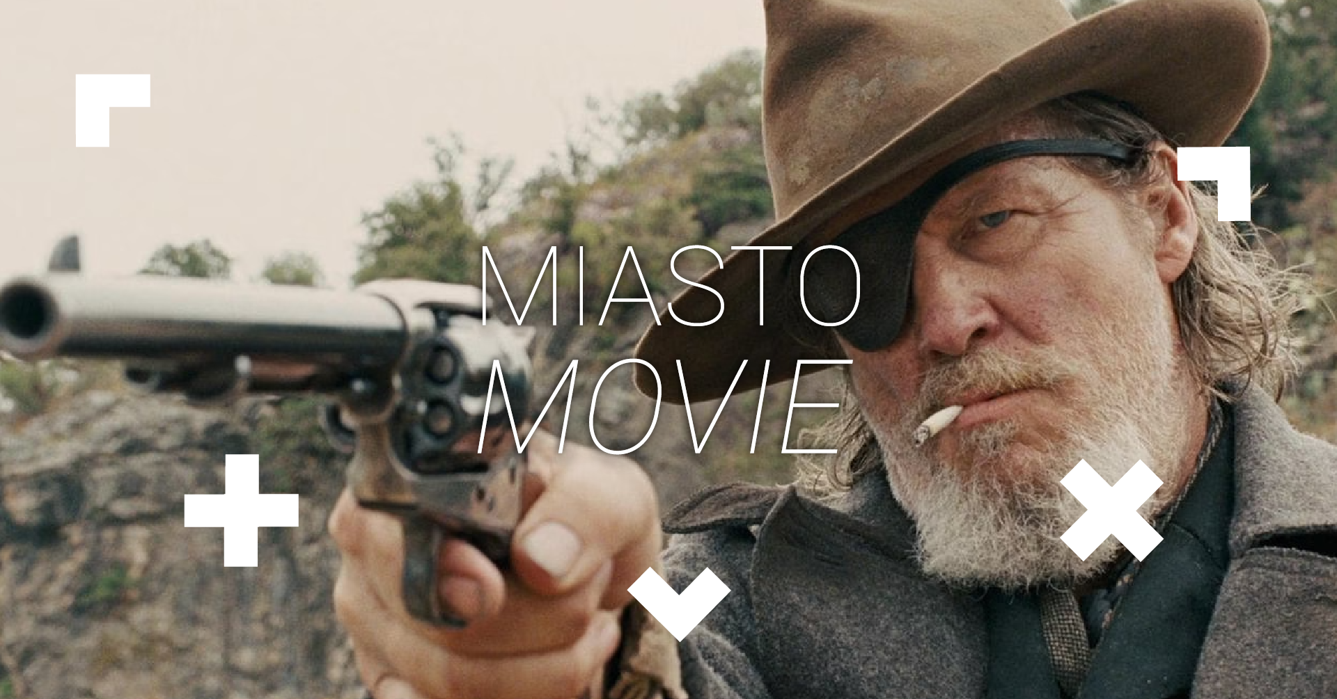 Mężczyzna z opaską na prawym oku i kapeluszem celuje broń przed siebie. Widać, że jest zły. Na środku logo Miasta movie.