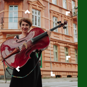 Kobieta trzyma w ręce wiolonczelę. Po lewej stronie jest logo Elementarza tradycji.