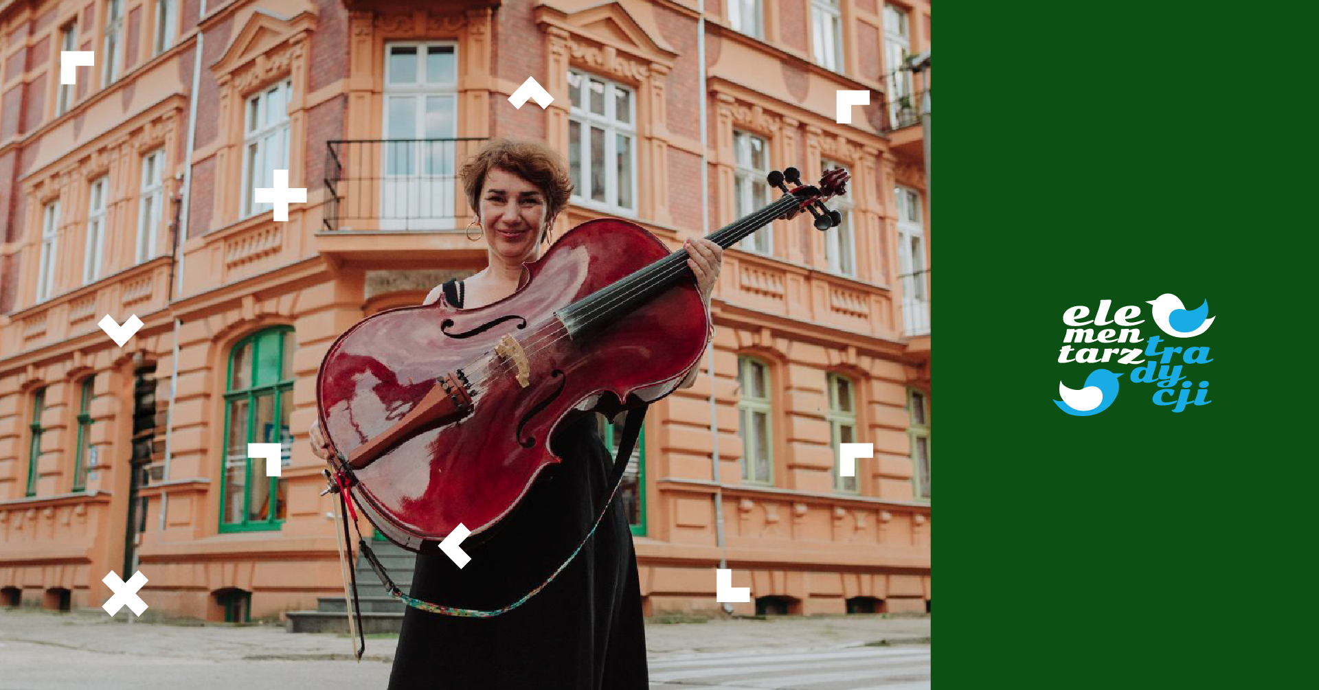 Kobieta trzyma w ręce wiolonczelę. Po lewej stronie jest logo Elementarza tradycji.