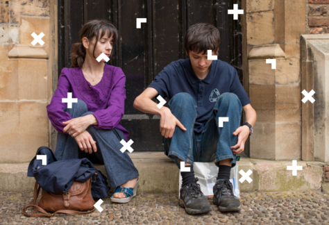 Dziewczyna i chłopak siedzą na schodku przed domem.