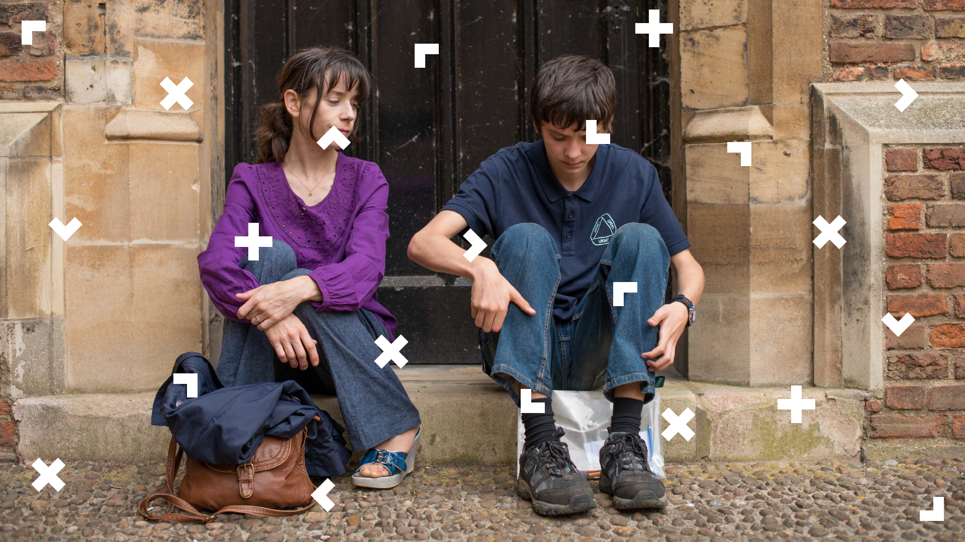 Dziewczyna i chłopak siedzą na schodku przed domem.