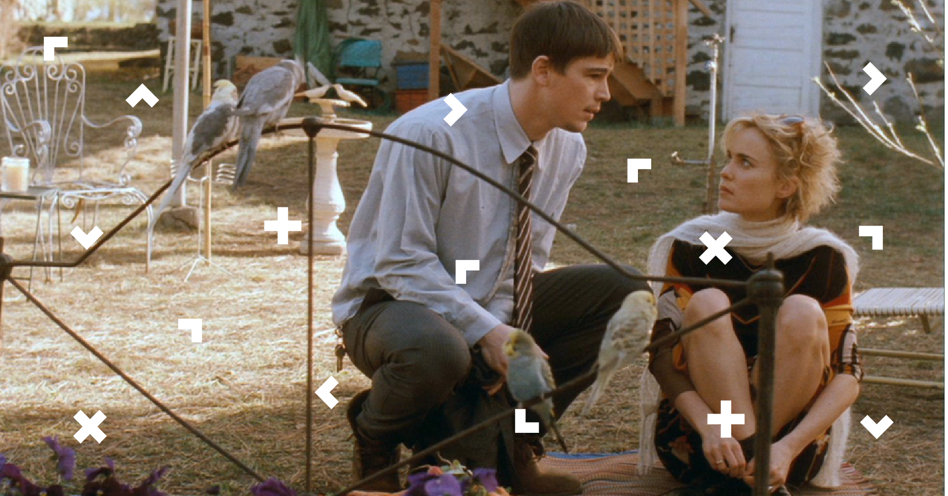 Chłopak i dziewczyna siedzą przed domem. Koło nich są papugi.