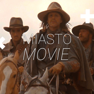 Czerech kowbojów jedzie na koniach przed siebie. Na środku logo Miasta Movie.