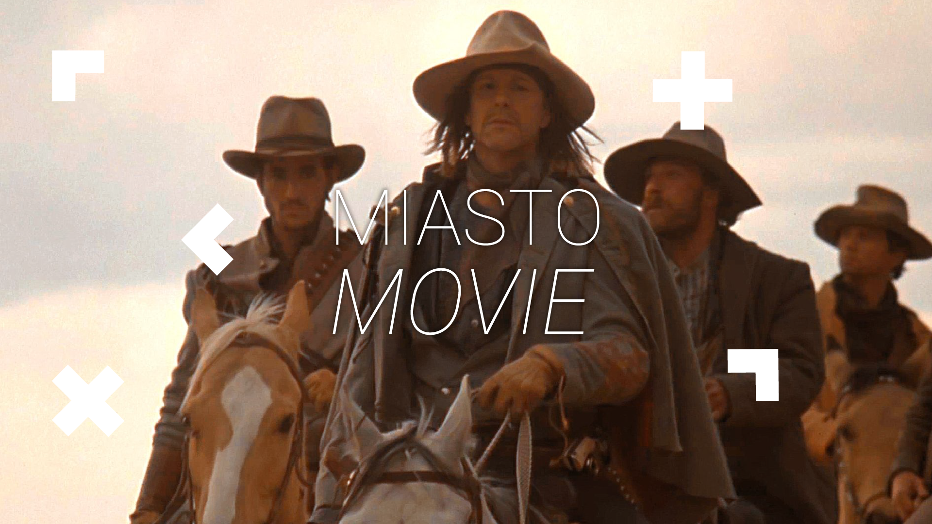 Czerech kowbojów jedzie na koniach przed siebie. Na środku logo Miasta Movie.