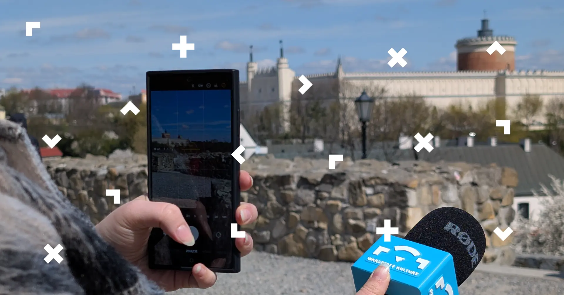 Mikrofon i smartfon na placu Po Farze.
