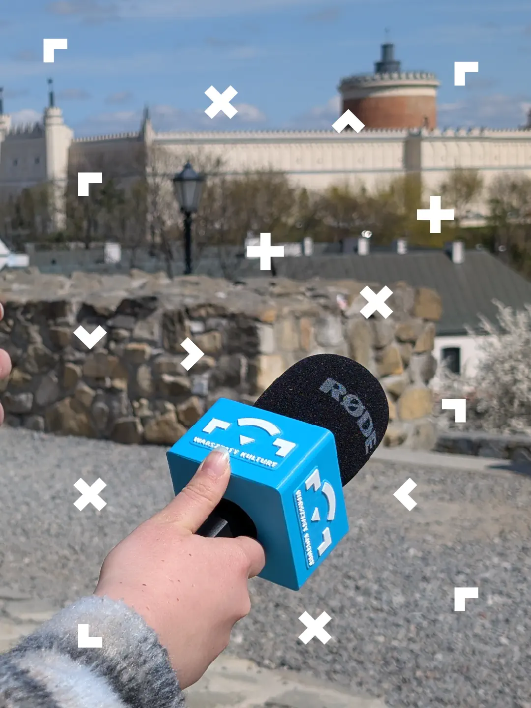 Mikrofon na placu Po Farze.