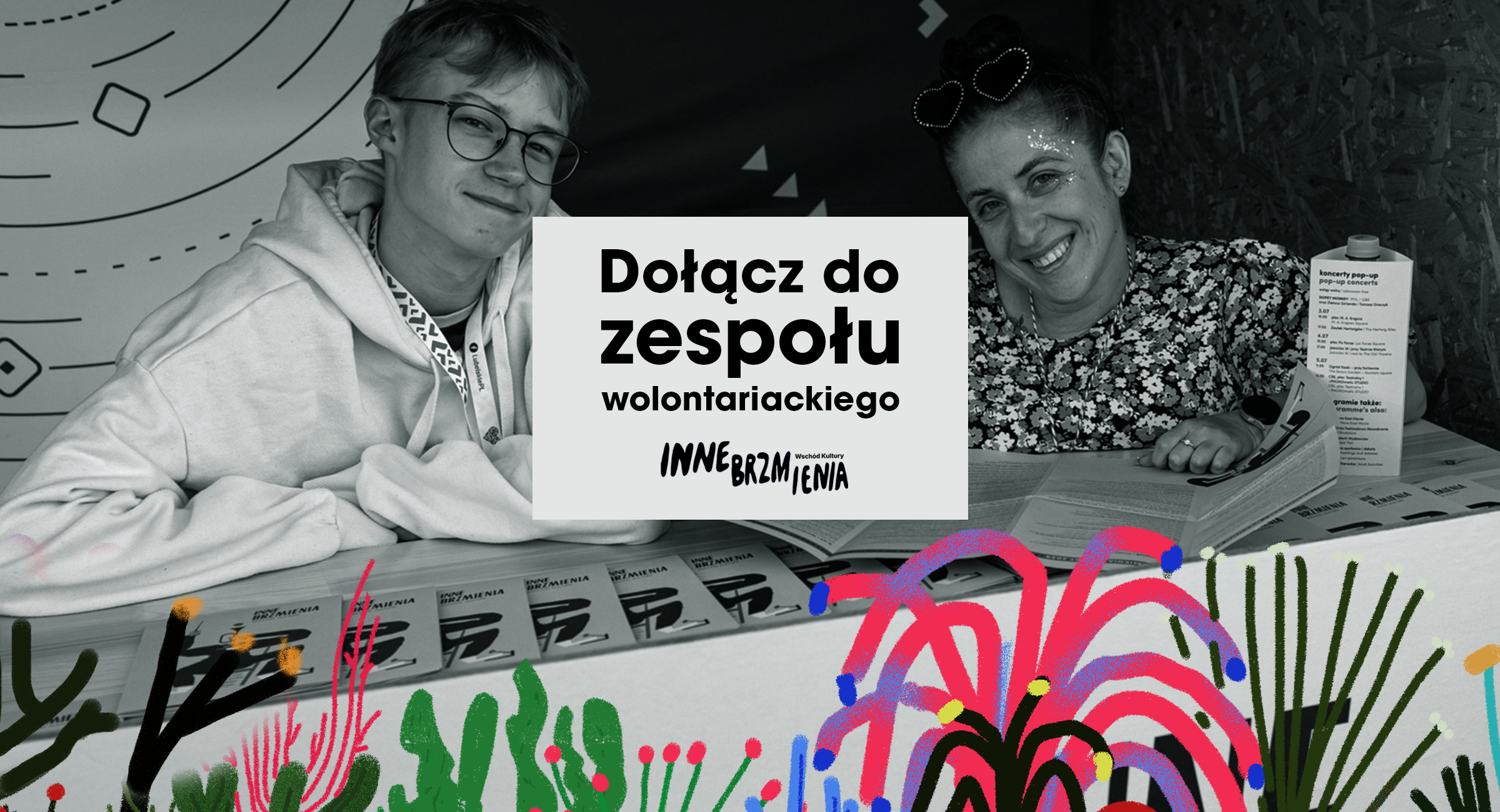 Czarno-białe zdjęcie wolontariuszki i wolontariusza oraz napis: Dołącz do zespołu wolontariackiego. Inne Brzmienia.