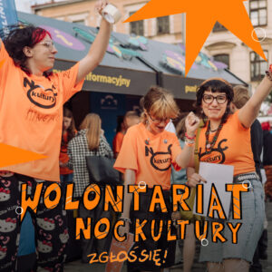 Grupa wolontariuszek podskakuje przed punktem informacyjnym.