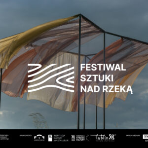 Zdjęcie szarf powiewających na wietrze. Napis: Festiwal Sztuki Nad Rzeką.