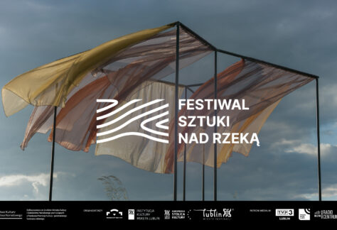 Zdjęcie szarf powiewających na wietrze. Napis: Festiwal Sztuki Nad Rzeką.