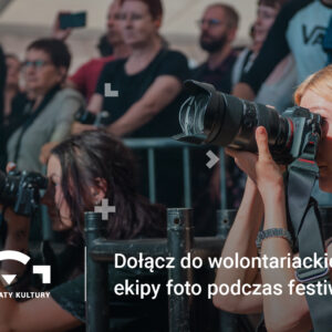 Zdjęcie kobiety, która robi zdjęcie aparatem. Napis: dołącz do wolontariackiej ekipy foto podczas festiwali.