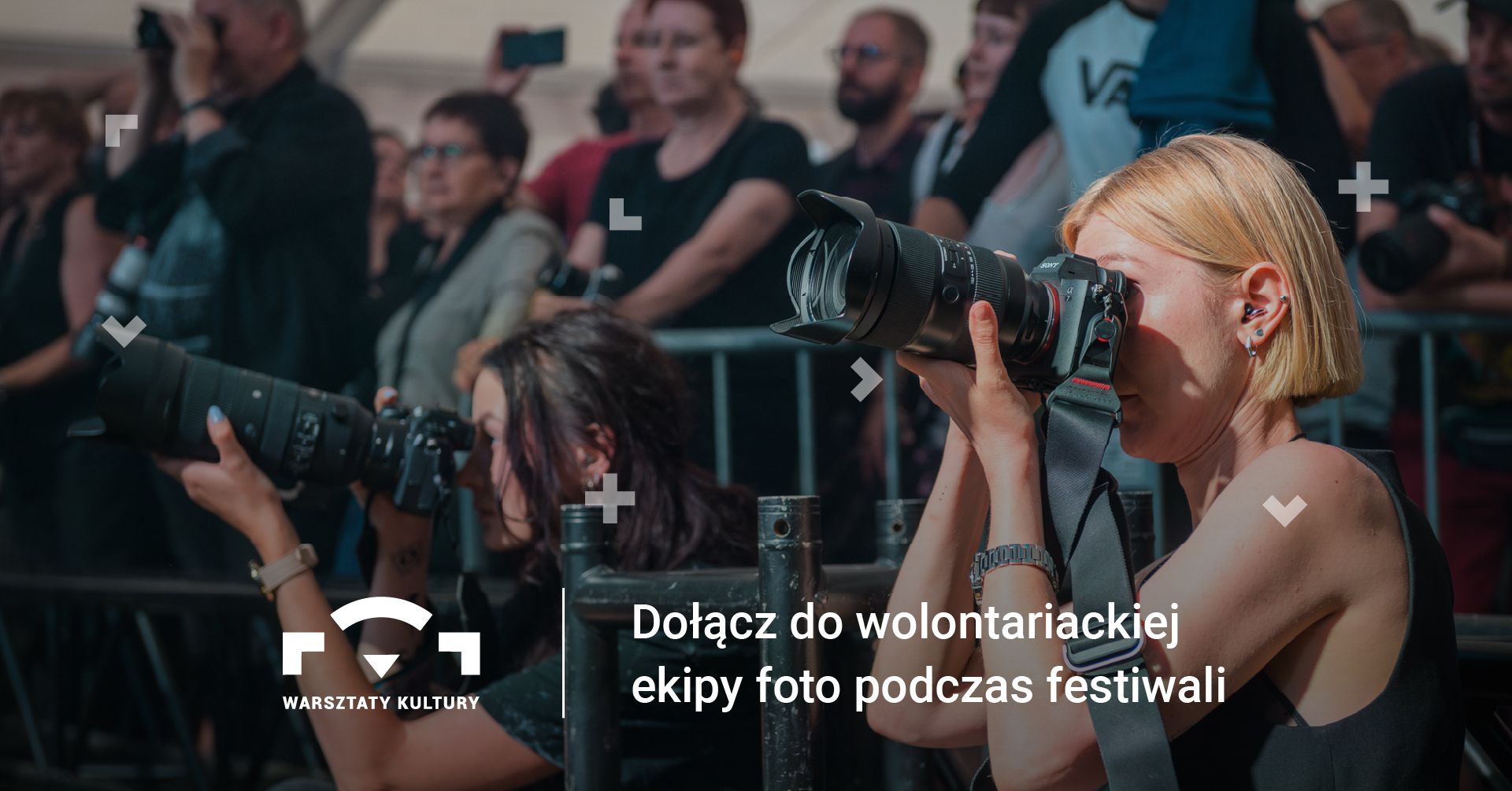 Zdjęcie kobiety, która robi zdjęcie aparatem. Napis: dołącz do wolontariackiej ekipy foto podczas festiwali.