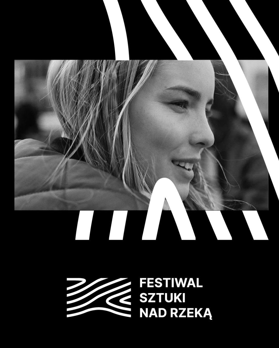 Estera Mrówka Zdjęcie uśmiechniętej dziewczyny i napis: Festiwal sztuki nad rzeką.