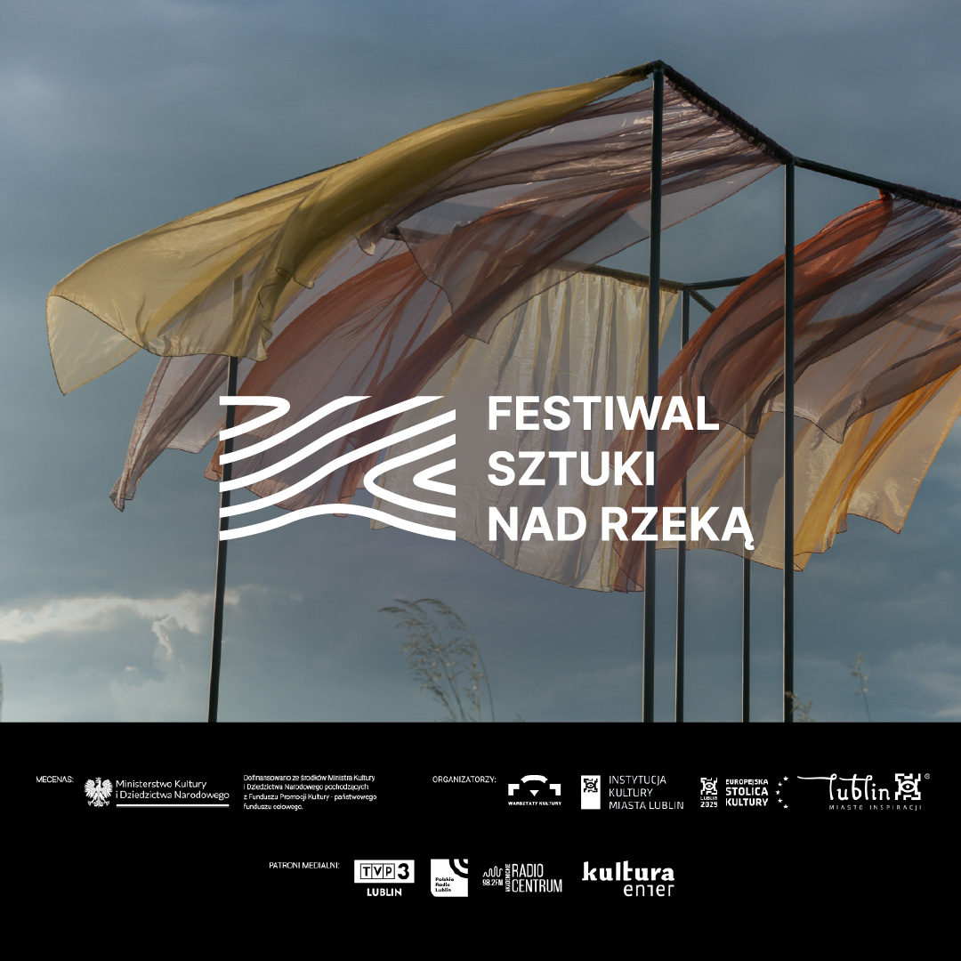 festiwal_sztuki_nad_rzek_C4_85_kwadrat_POPRAWIONY Zdjęcie szarf powiewających na wietrze. Napis: Festiwal Sztuki Nad Rzeką.