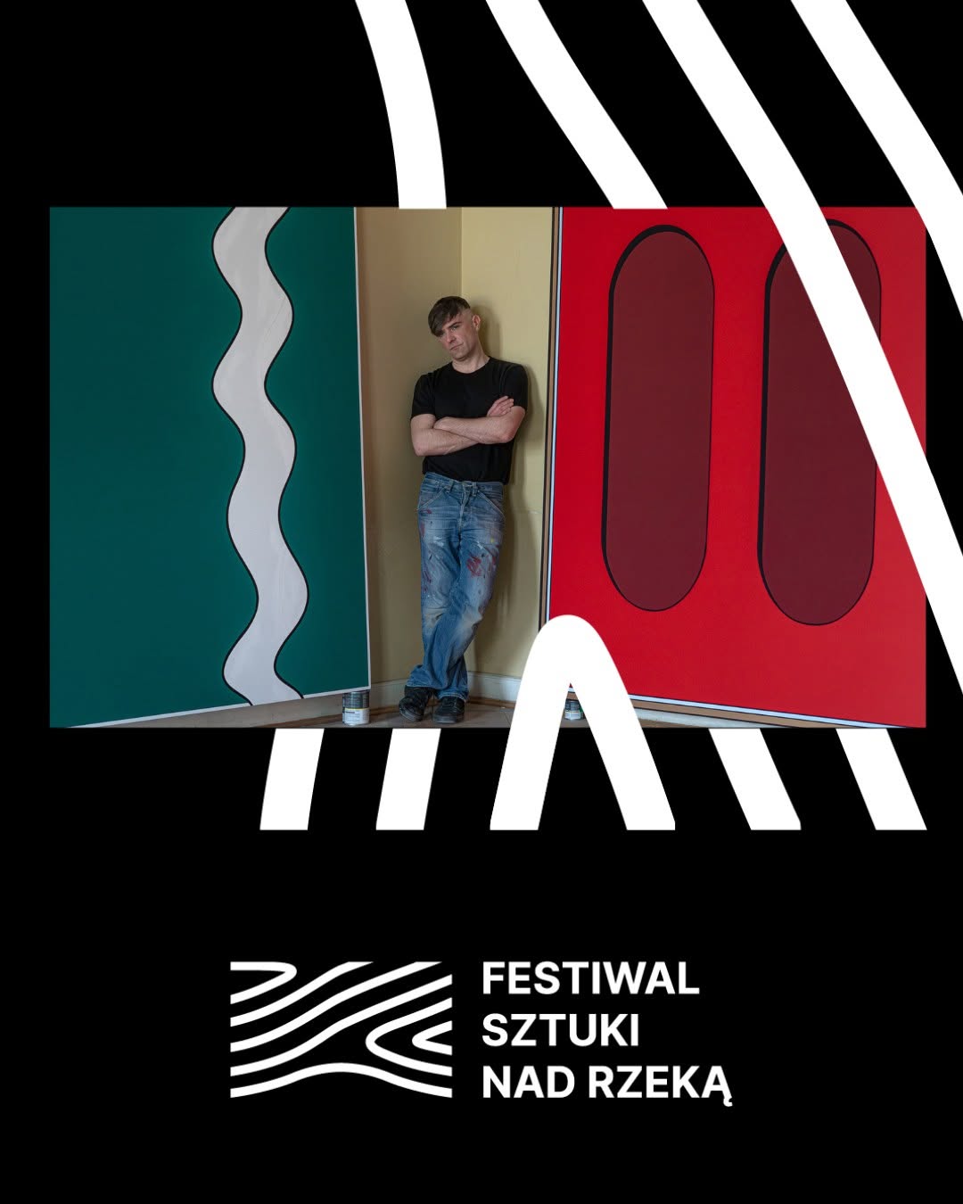 Jakub Ciężki Zdjęcie chłopaka opartego o ścianę i napis: Festiwal sztuki nad rzeką.