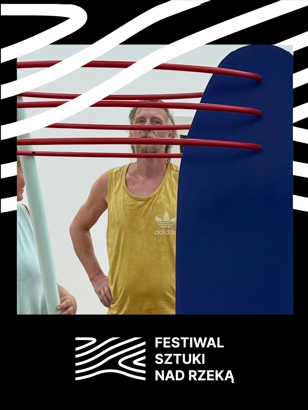 Tomasz Relewicz Zdjęcie mężczyzny podpartego o boki i napis: Festiwal sztuki nad rzeką.