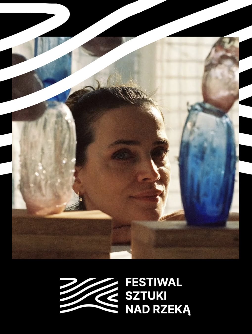 Viola Plaga-Głowacka Zdjęcie uśmiechniętej dziewczyny i napis: Festiwal sztuki nad rzeką.