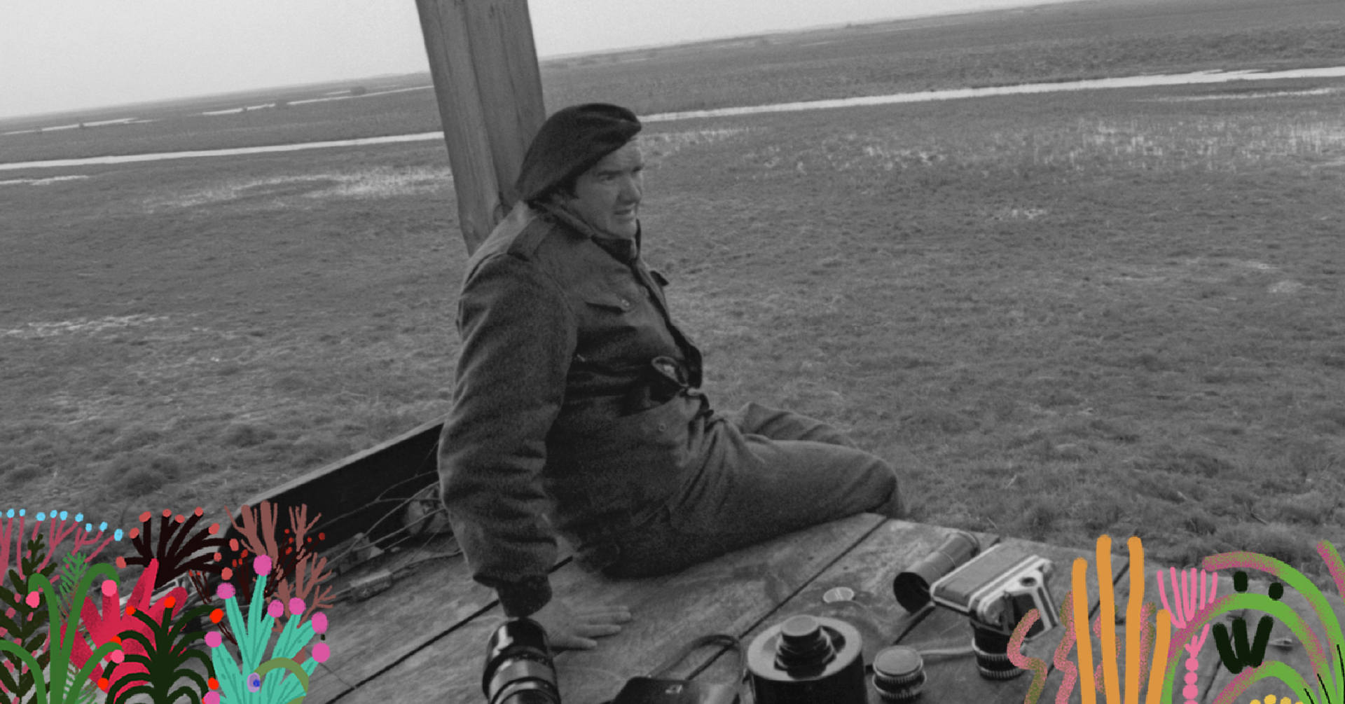 Zdjęcie starszego mężczyzny. Obok niego leżą aparaty fotograficzne.