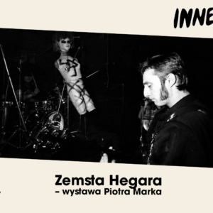 Zdjęcie mężczyzny podczas koncertu i napis: Zemsta Hegara - wystawa Piotra Marka.