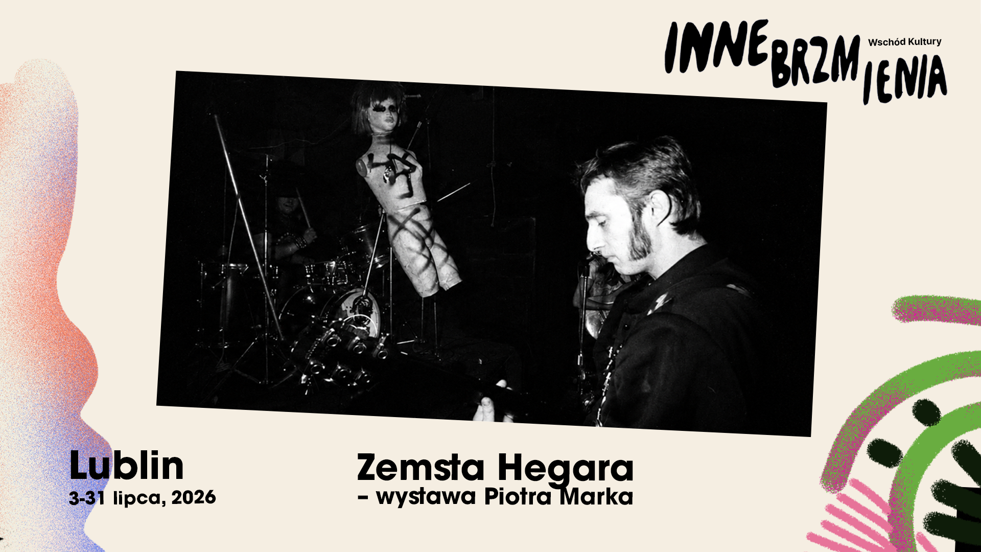 Zdjęcie mężczyzny podczas koncertu i napis: Zemsta Hegara - wystawa Piotra Marka.