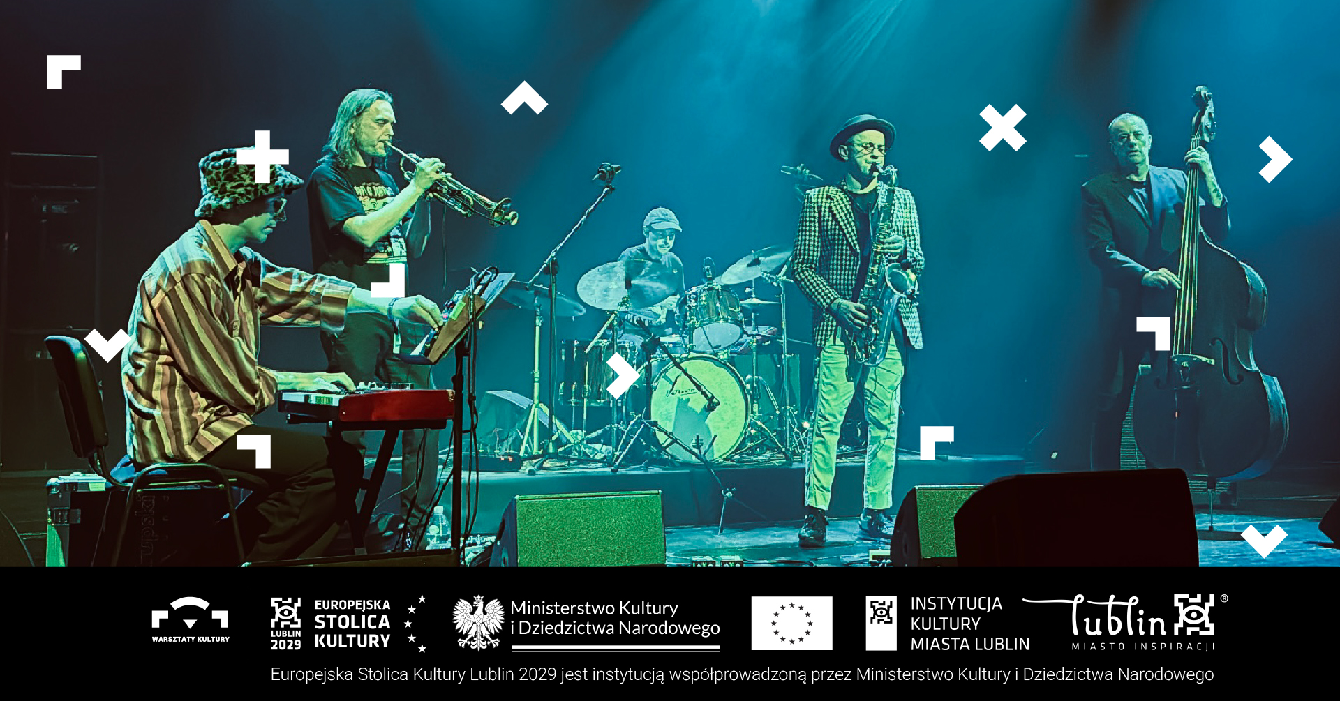 Pięciu mężczyzn gra na scenie koncert.