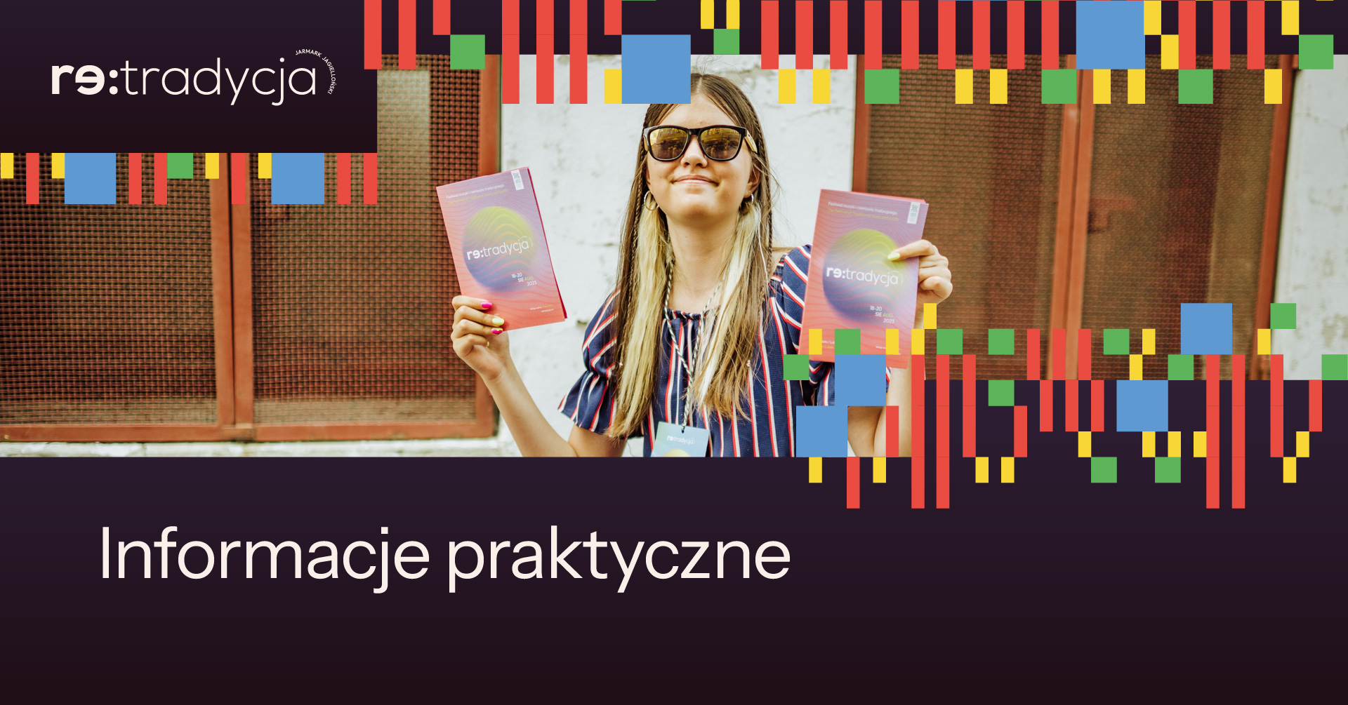 Wolontariuszka trzyma programy festiwalu. Napis: Informacje praktyczne.