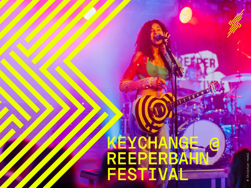 Keychange Na scenie jest wokalistka. Napis: Keychange Reeperbahn festival.