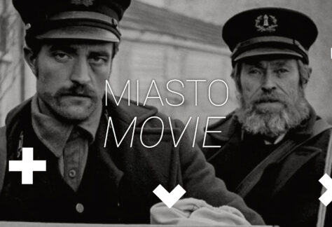 Czarno-biały kadr z filmu. Dwaj mężczyźni patrzą w dal.