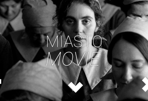 Czarno-biały kadr z filmu. Grupa kobiet jest tak samo ubrana. Mogą to być zakonnice. Napis: Miasto movie.